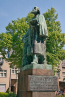 Statue zum Gedenken an den Architekt Petrus Josephus Hubertus Cuypers, 16.05.1827 - 03.03.1921, der die Türme der Münsterkirche erneuert und vor der Kirche einen Musikpavillon errichtet hat, in dem noch heute musikalische Vorführungen stattfinden.